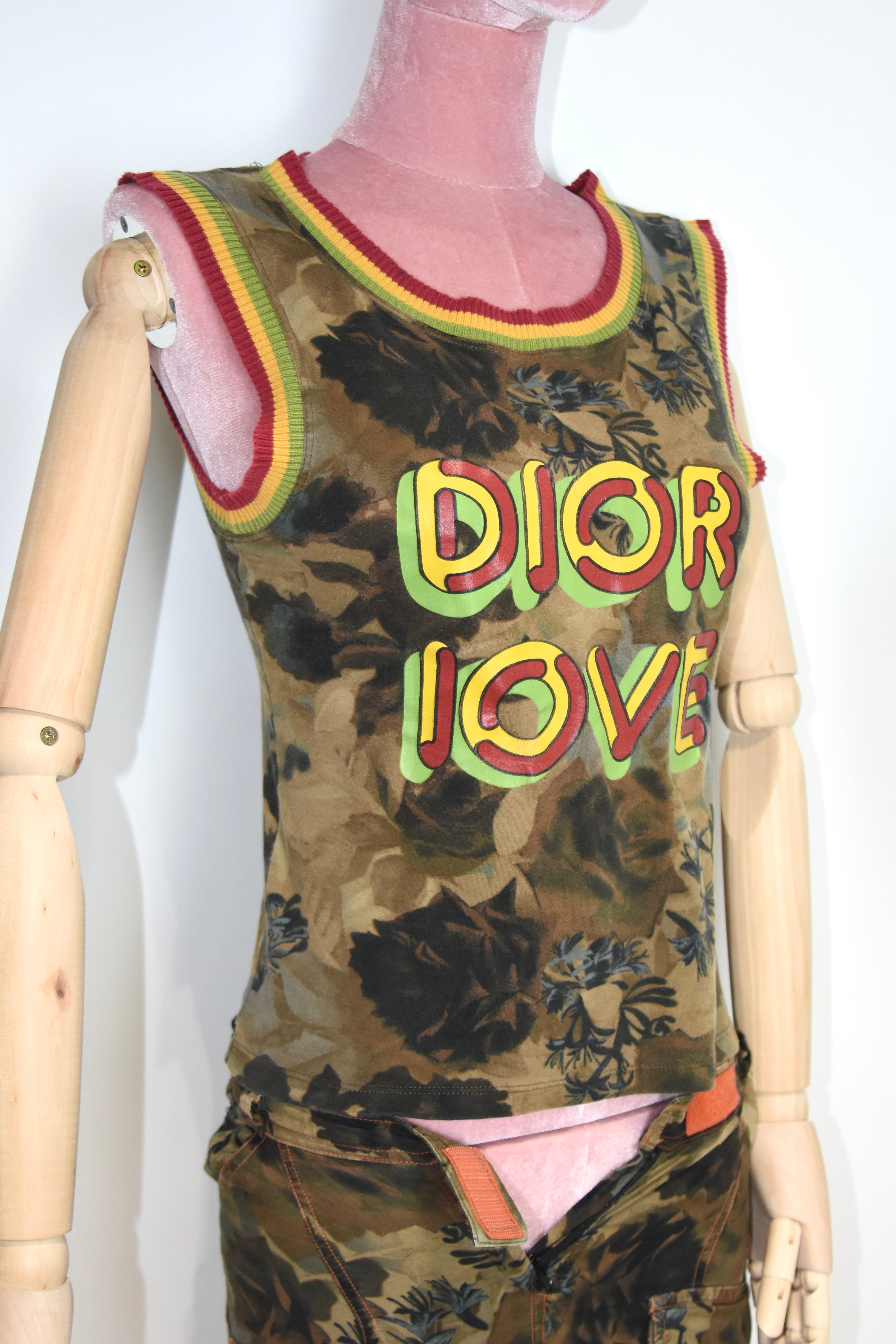 John Galliano 设计的 Christian Dior Y2K 2003 “DIOR LOVE” Rasta 背心