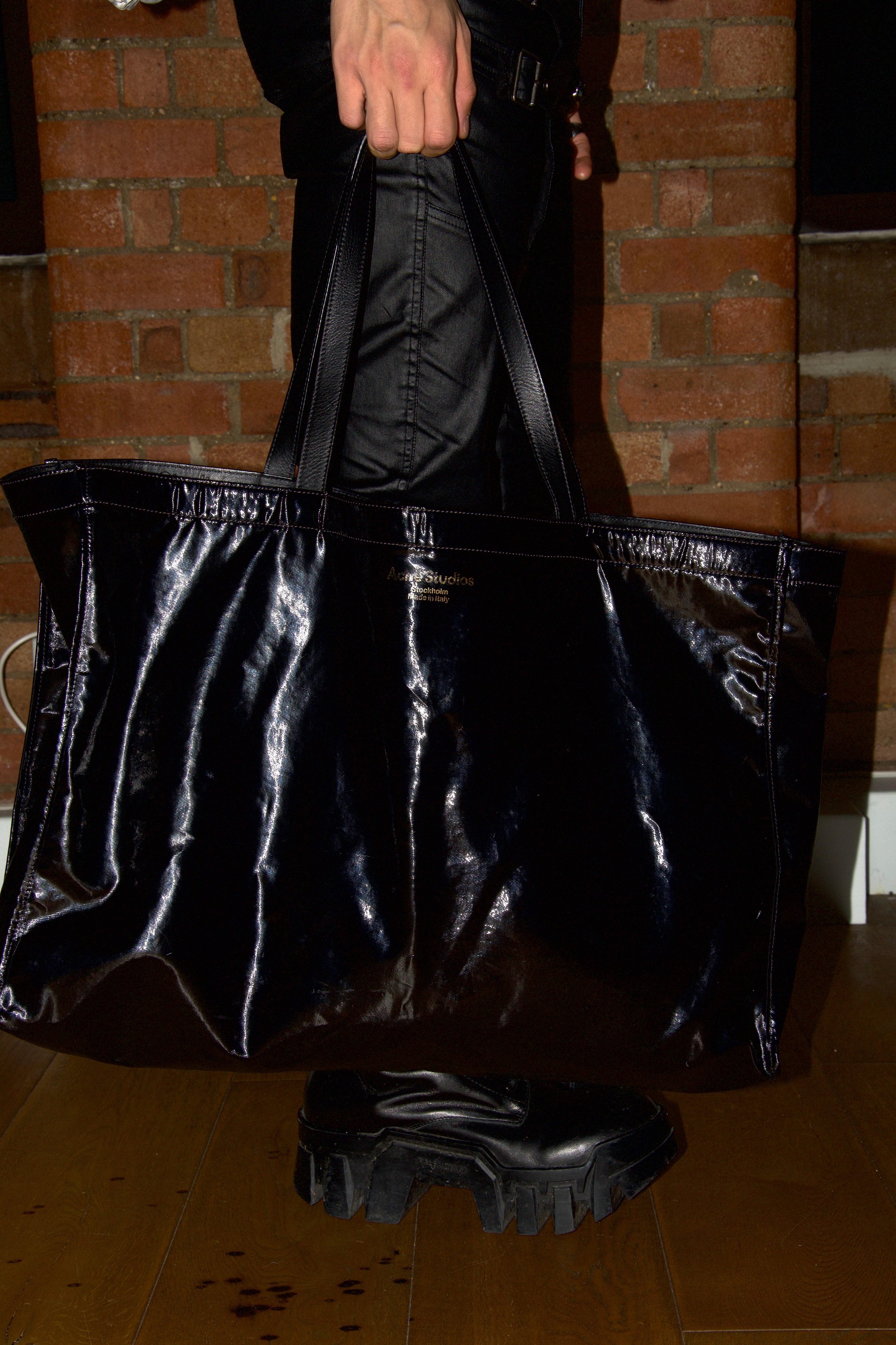 【関税&送料込】Acne Studios Borsa Shopping Acne Studios Large Black PVC Leather Shopping Tote Bag