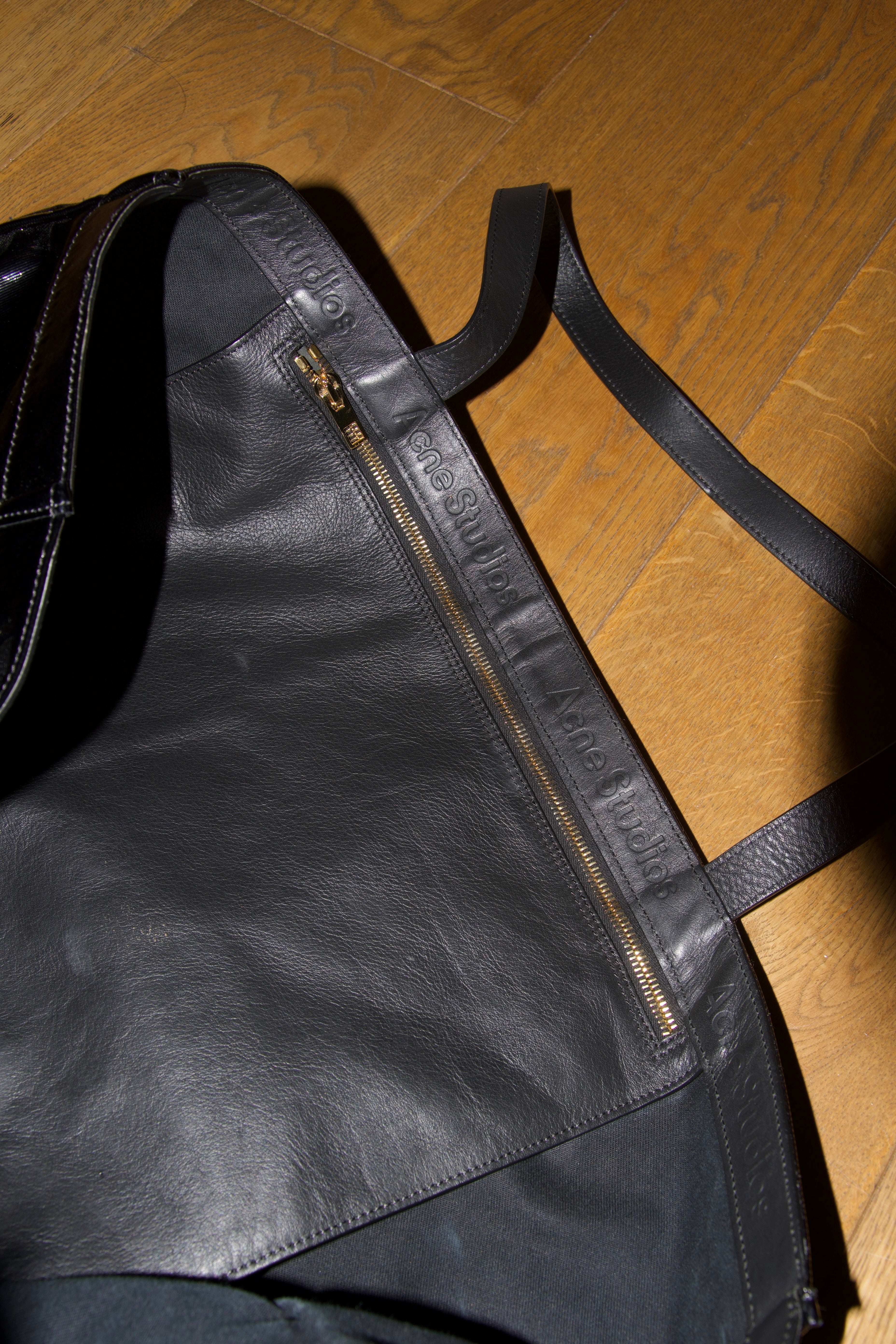 【関税&送料込】Acne Studios Borsa Shopping Acne Studios Men's' Embossed Logo Shopper Tote Bag in Black