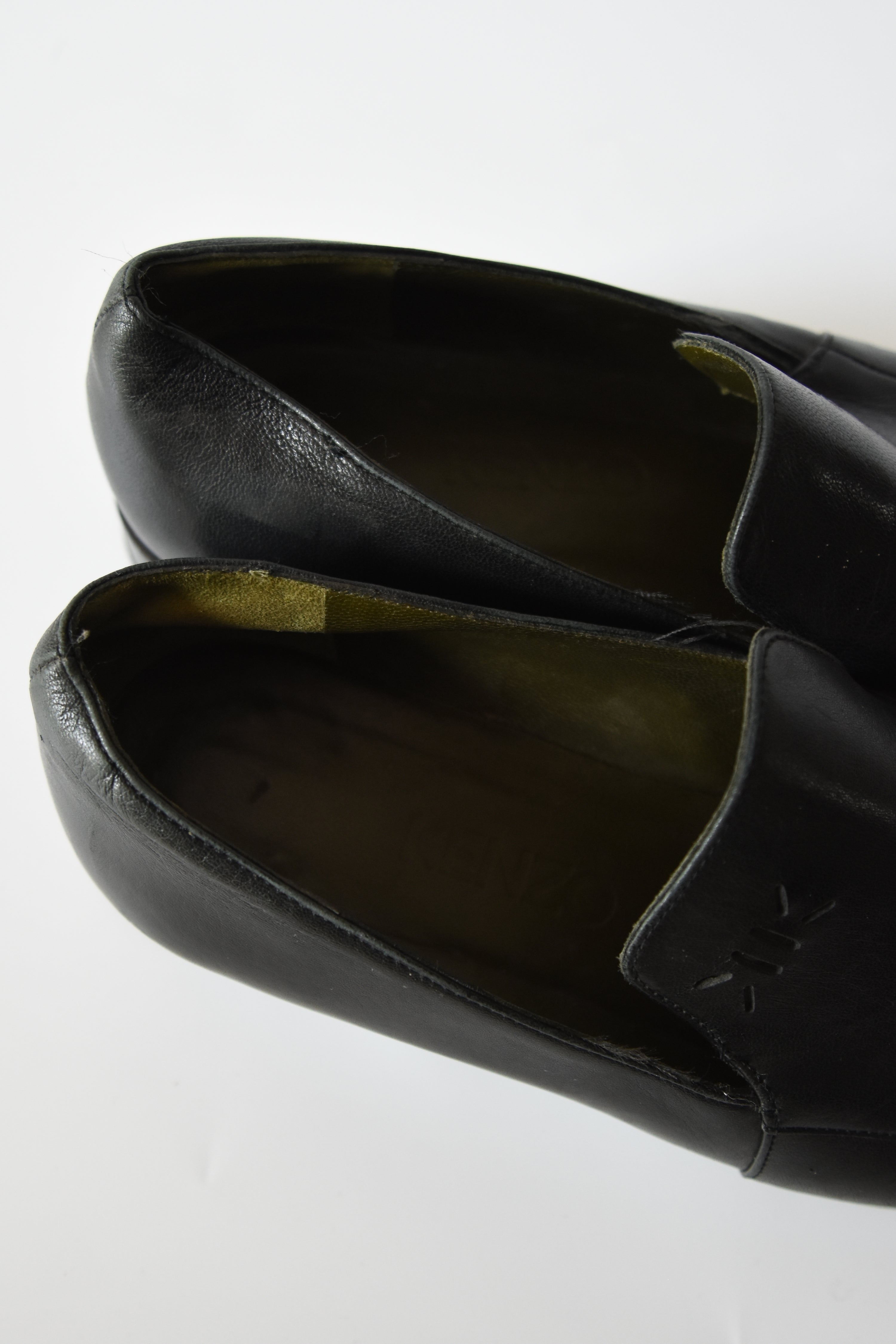 KENZO Vintage Black Leather Square-Toe Loafers with Subtle Embossed Logo (Minimalist Parisian Classic)