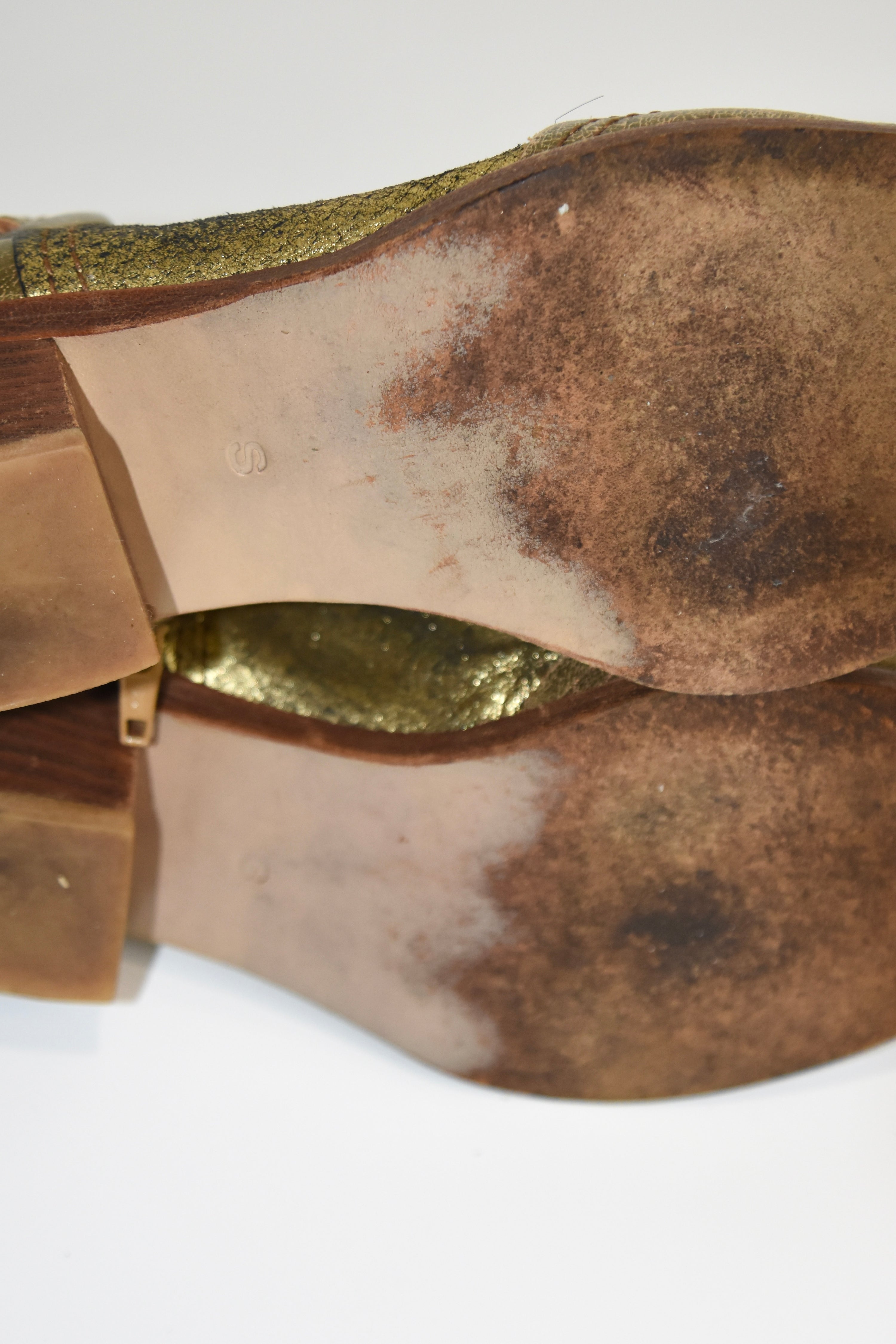 Junya Watanabe Comme des Garçons Archive Metallic Gold Distressed Western Buckle Shoes – Women’s EU 37–37.5 Fit
