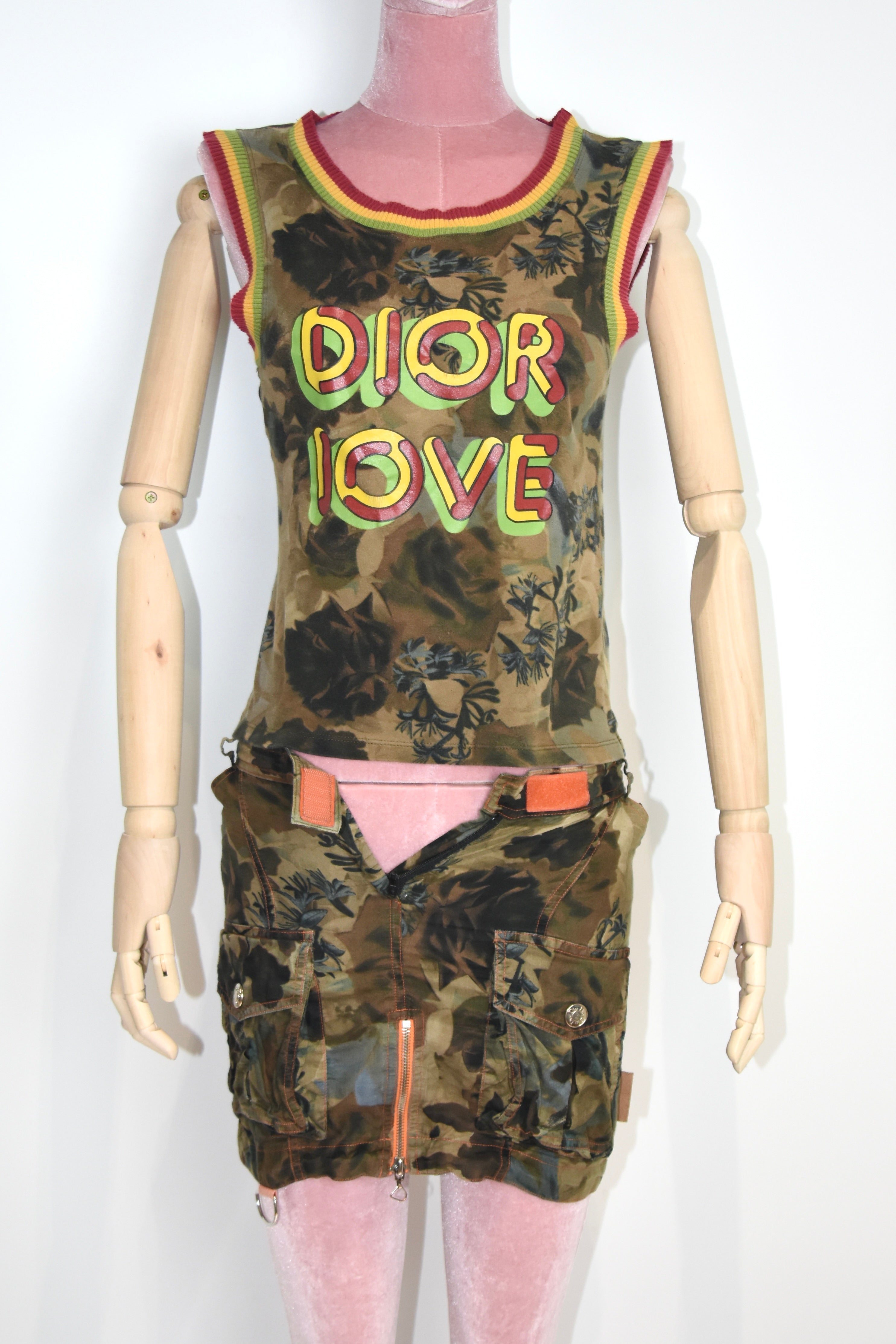 John Galliano 设计的 Christian Dior Y2K 2003 “DIOR LOVE” Rasta 背心
