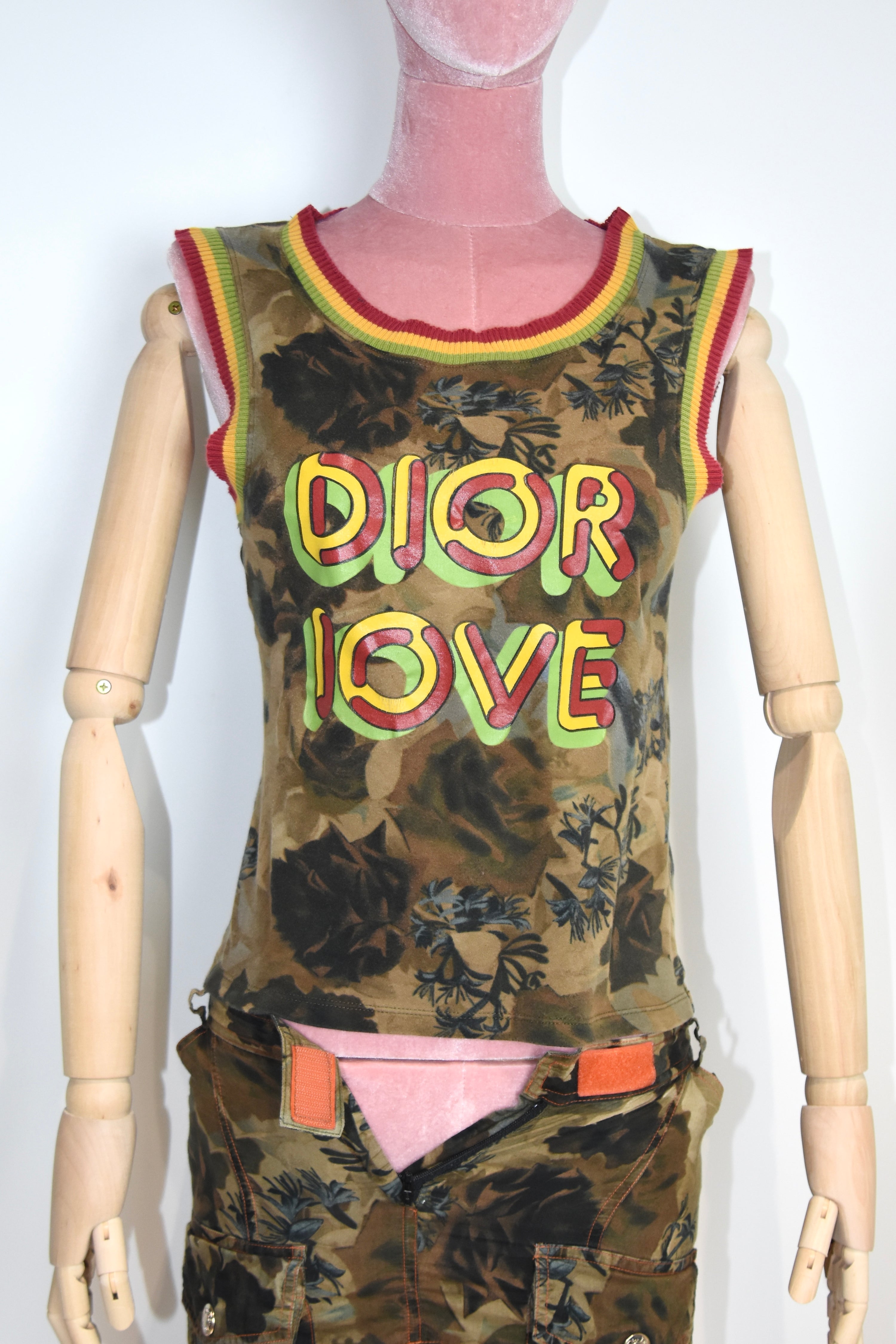 John Galliano 设计的 Christian Dior Y2K 2003 “DIOR LOVE” Rasta 背心