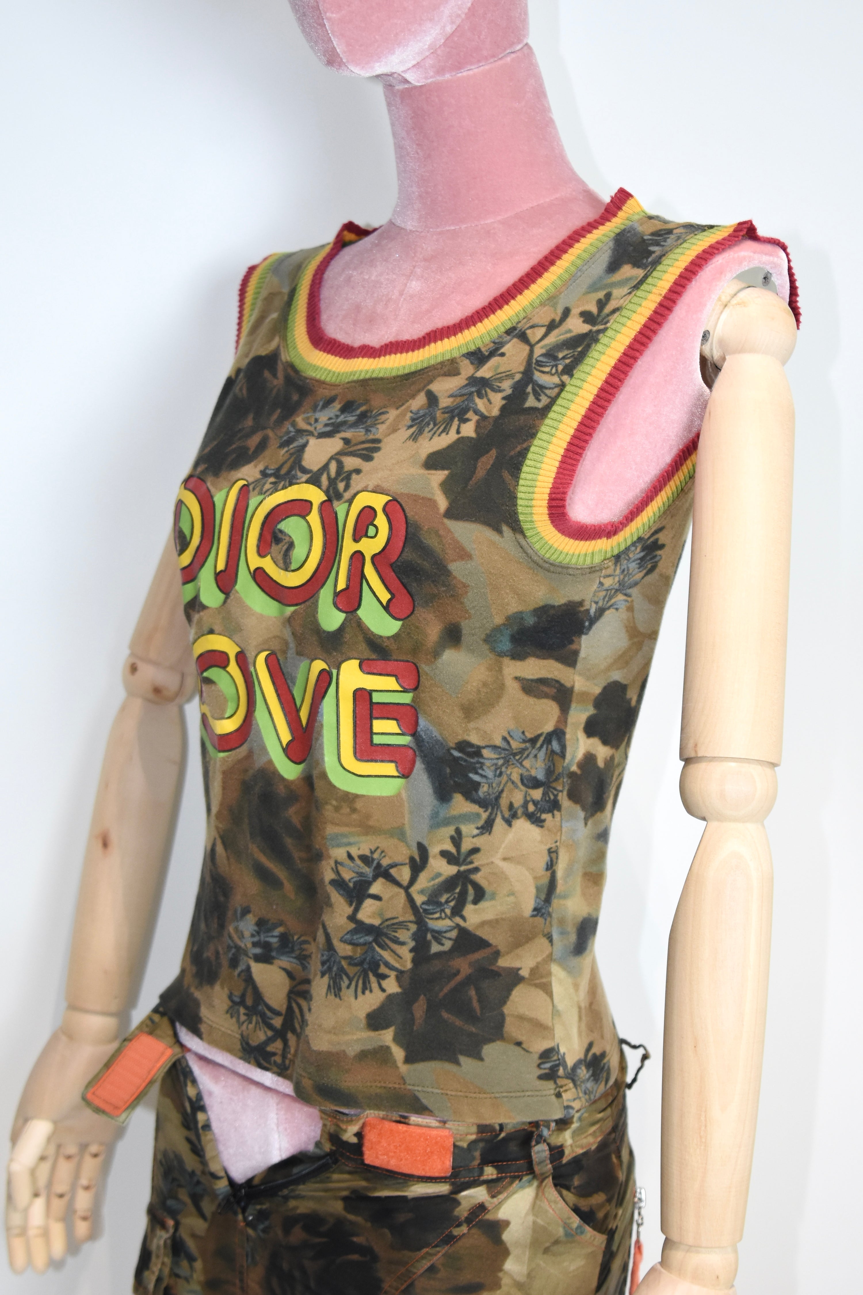 John Galliano 设计的 Christian Dior Y2K 2003 “DIOR LOVE” Rasta 背心