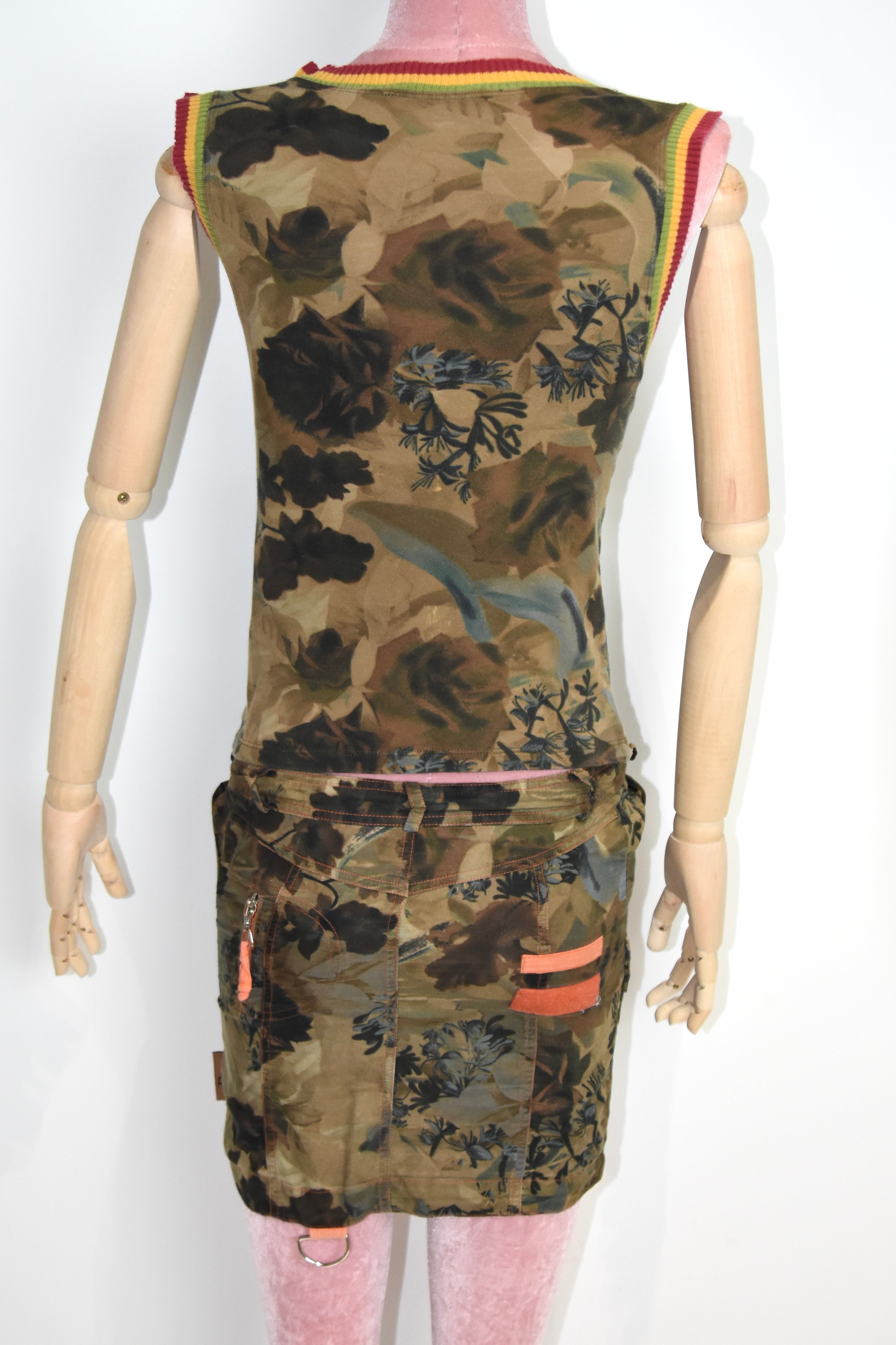 John Galliano 设计的 Christian Dior Y2K 2003 “DIOR LOVE” Rasta 背心