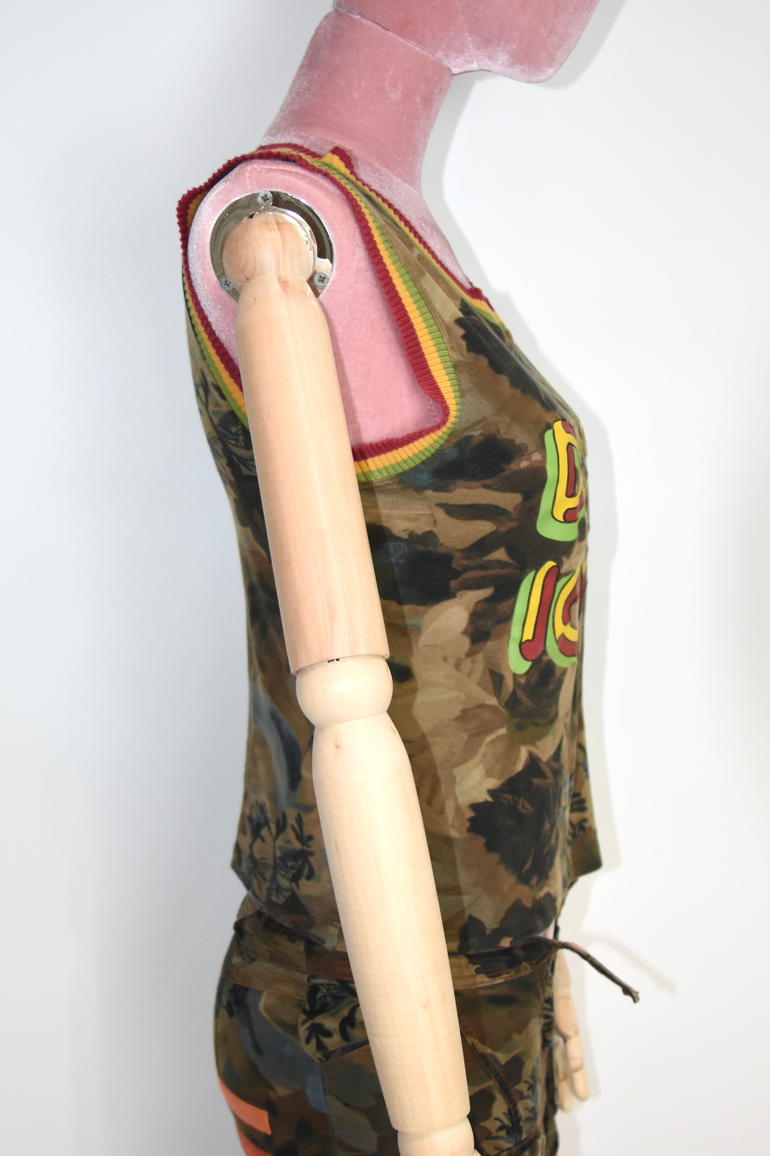 John Galliano 设计的 Christian Dior Y2K 2003 “DIOR LOVE” Rasta 背心