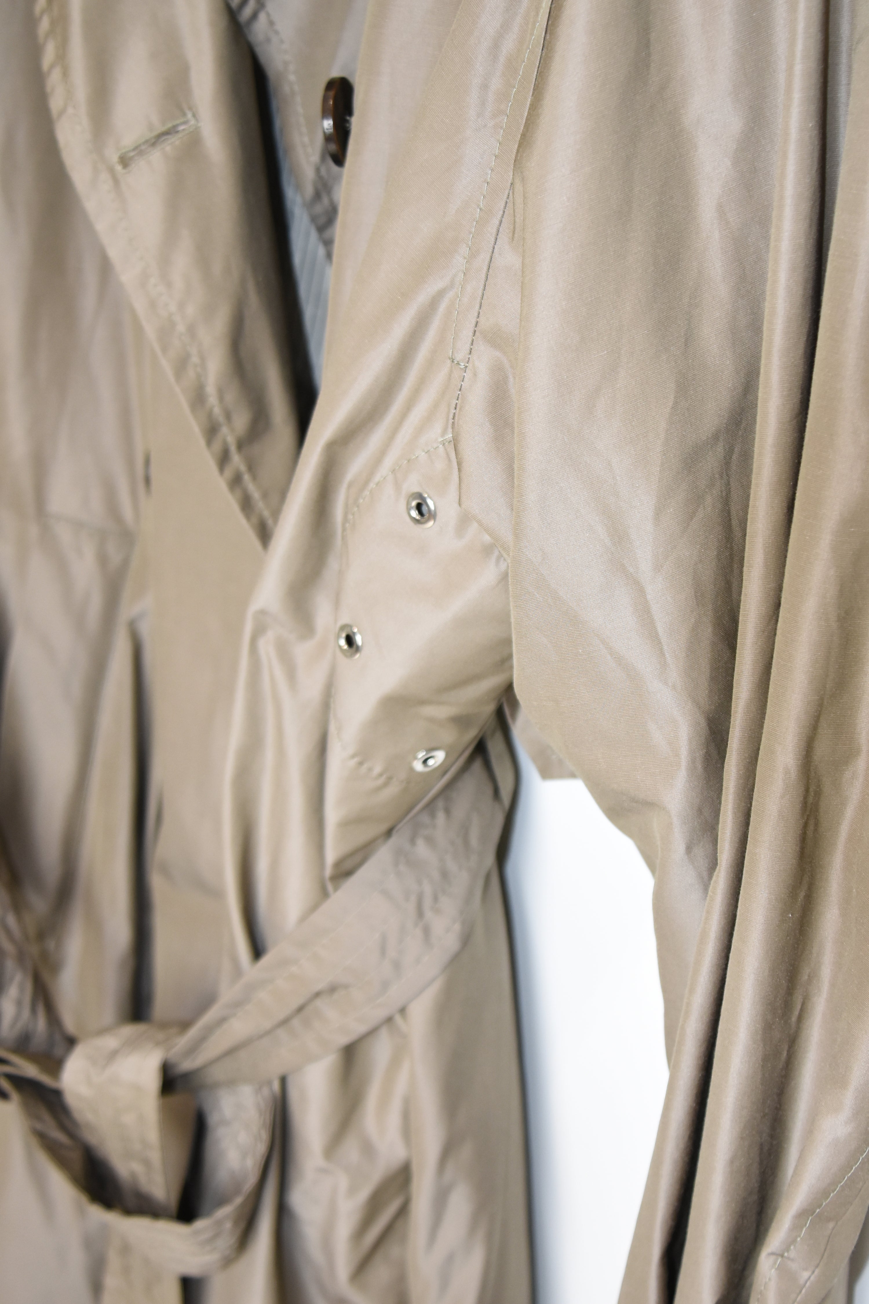 MaxMara “The Cube” Lightweight Trench Coat – Taupe Double-Breasted Packable Shell, Almost New (Fits Women M / Men S)