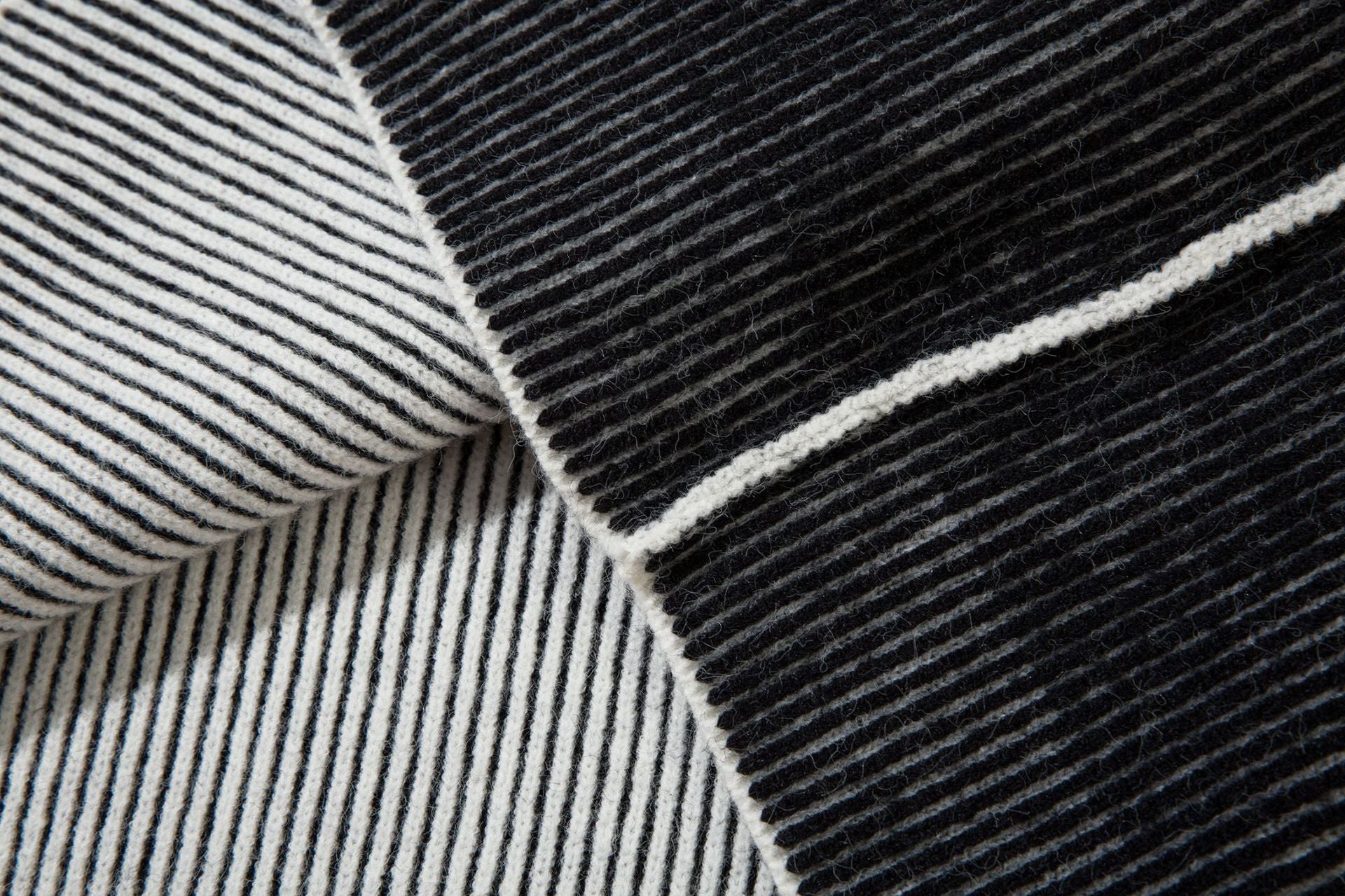 Graphic Knit Ribbed Sweater – Black