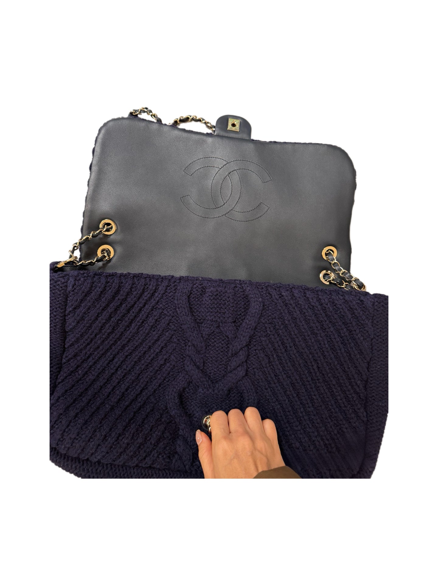 Chanel XXL Cable Knit Flap Bag in Deep Purple Wool – Oversized 38cm Travel Bag with Chain Strap