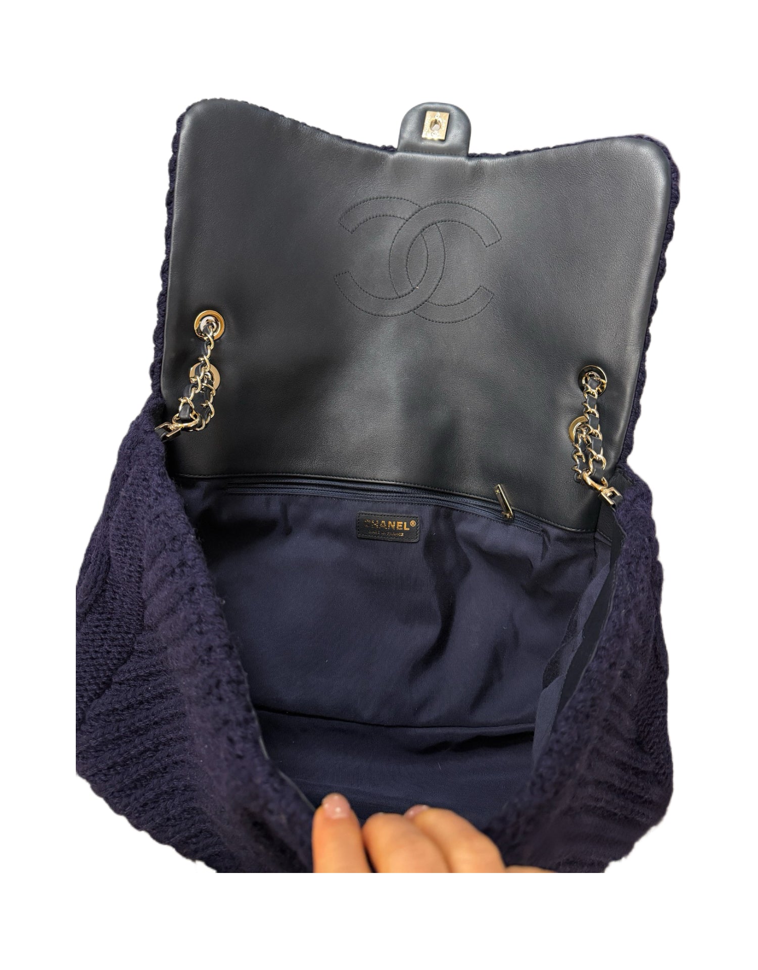 Chanel XXL Cable Knit Flap Bag in Deep Purple Wool – Oversized 38cm Travel Bag with Chain Strap