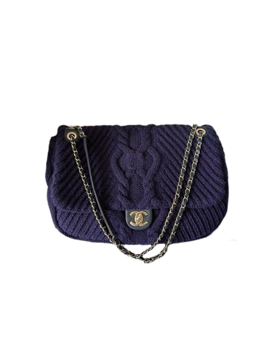 Chanel XXL Cable Knit Flap Bag in Deep Purple Wool – Oversized 38cm Travel Bag with Chain Strap