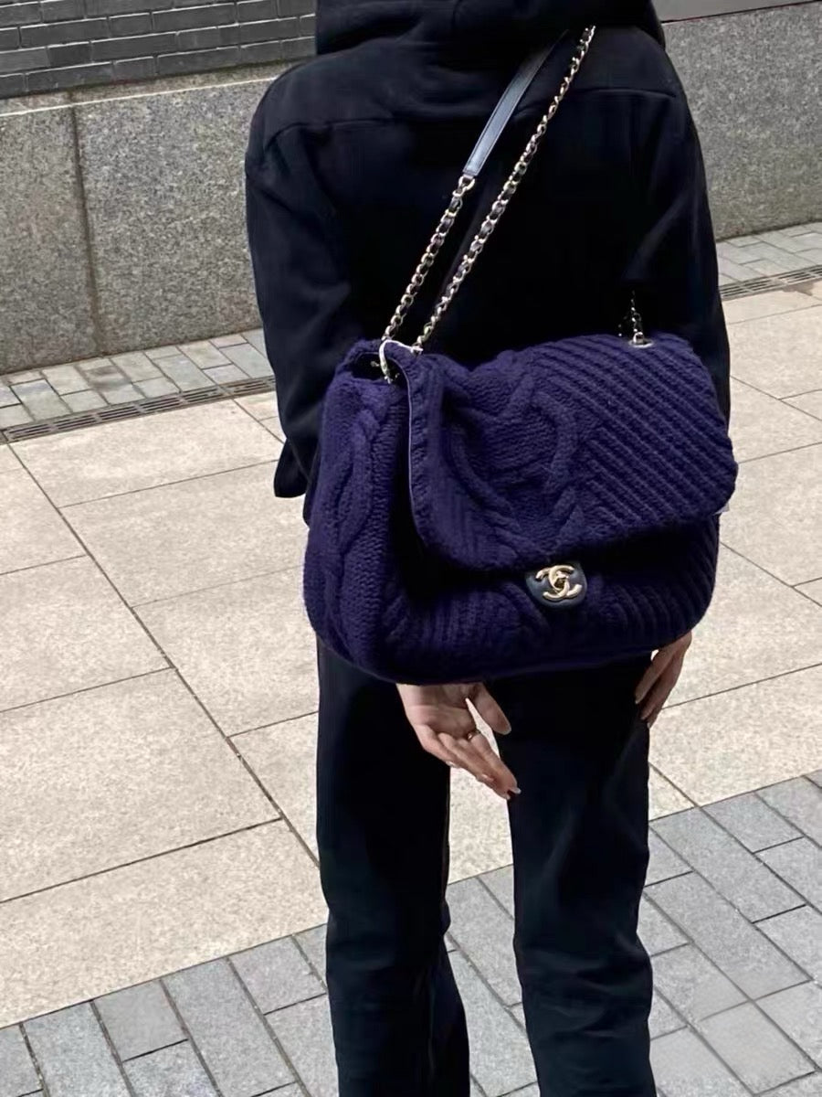 Chanel XXL Cable Knit Flap Bag in Deep Purple Wool – Oversized 38cm Travel Bag with Chain Strap