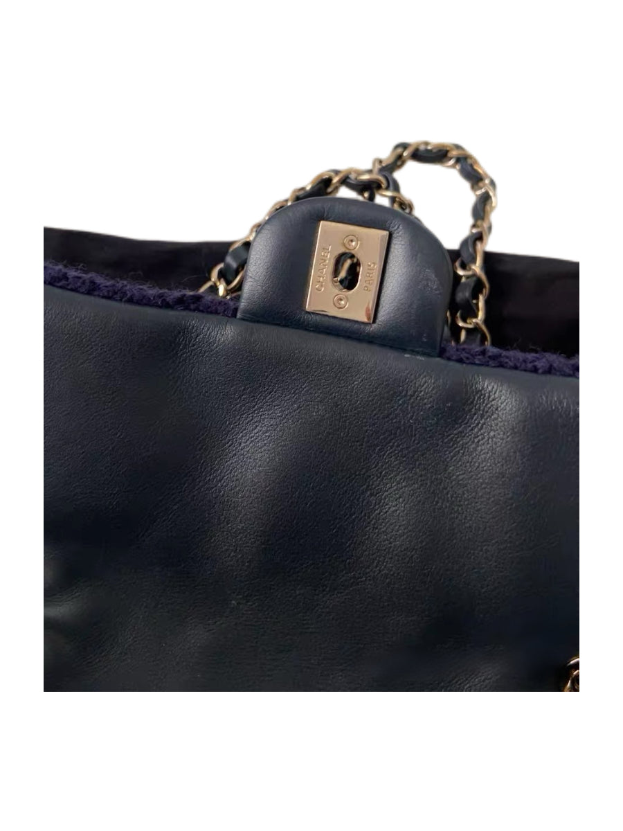 Chanel XXL Cable Knit Flap Bag in Deep Purple Wool – Oversized 38cm Travel Bag with Chain Strap