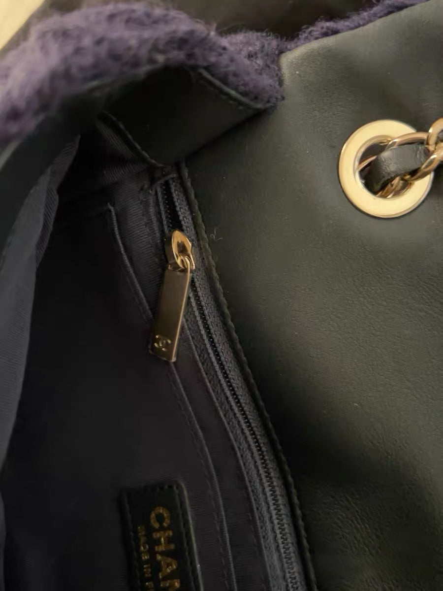 Chanel XXL Cable Knit Flap Bag in Deep Purple Wool – Oversized 38cm Travel Bag with Chain Strap
