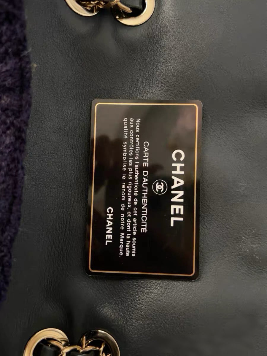 Chanel XXL Cable Knit Flap Bag in Deep Purple Wool – Oversized 38cm Travel Bag with Chain Strap