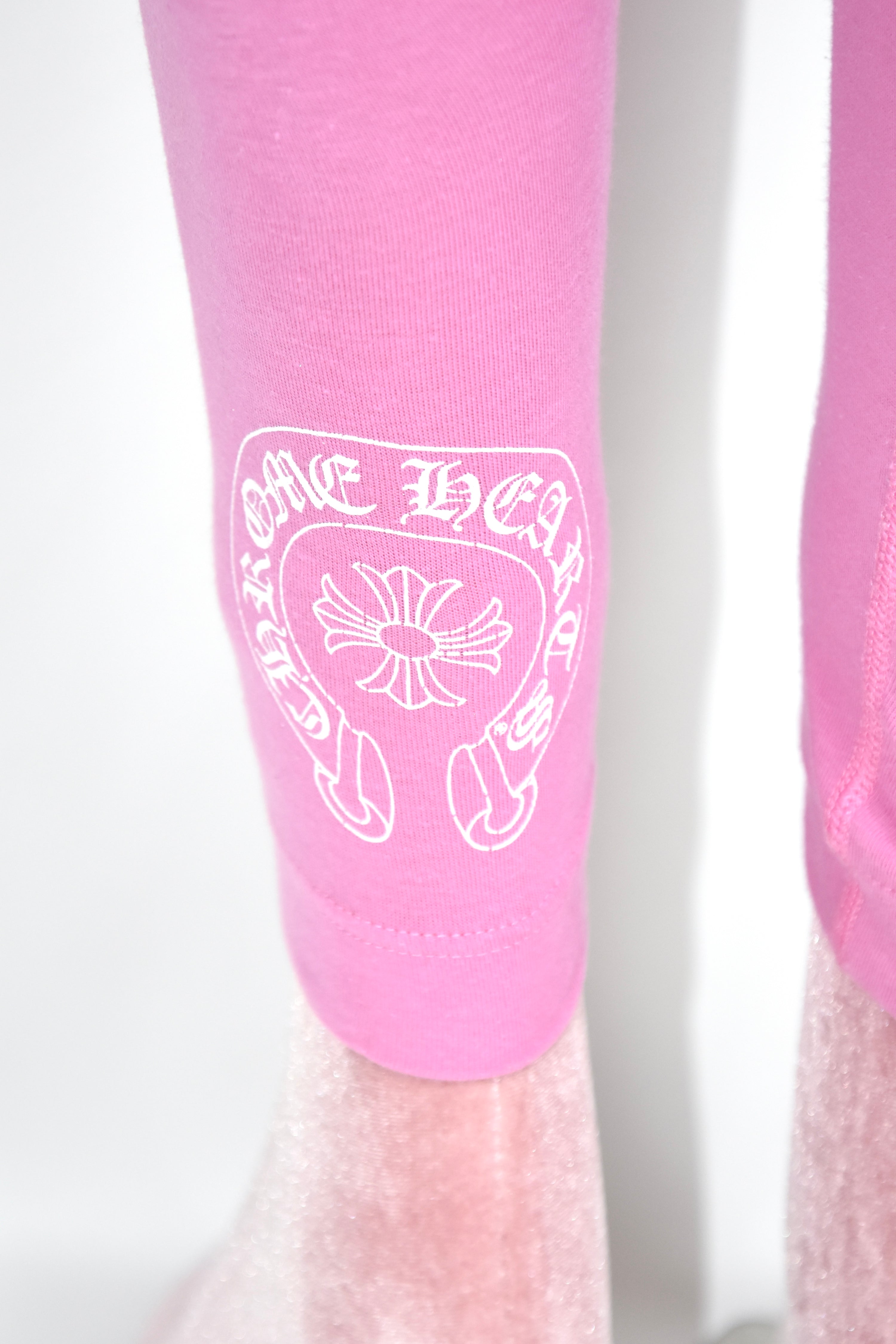 Chrome Hearts Pink Gothic Logo Leggings – Cross Shield Print Stretch Pants
